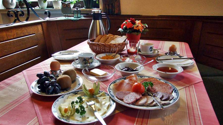 rhoentravel_gasthaus_zur_krone_simmershausen_fruehstueck-16to9.jpg