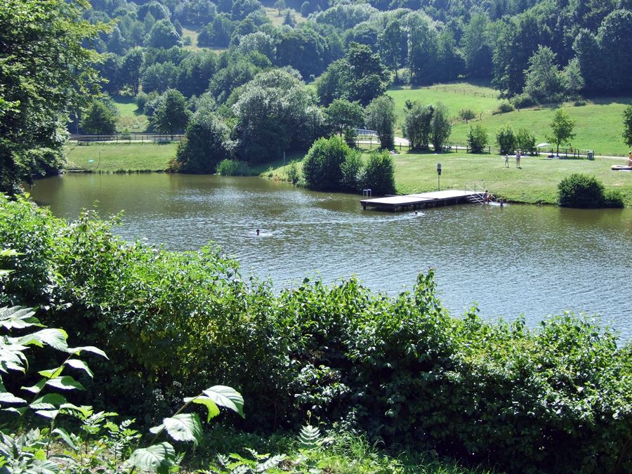 Der Badesee Guckaisee am Fuße des Pferdskopfs und Wasserkuppe